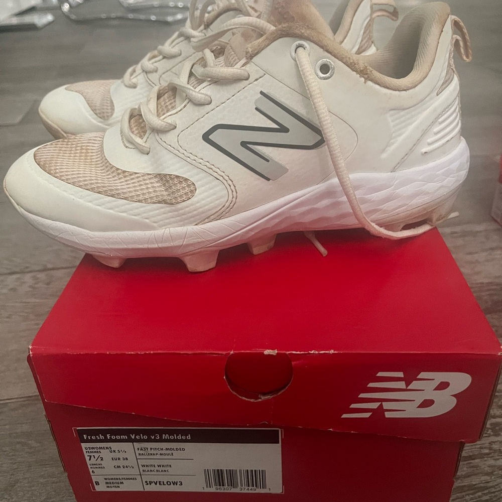 New Balance White/gray Baseball Cleats